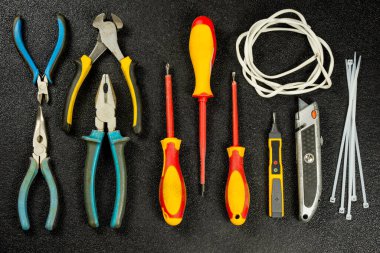 Siyah arka planda elektrikli alet. Üst Manzara. Düz yatıyordu