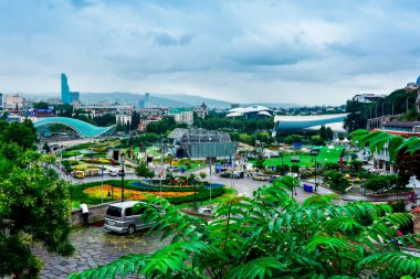 Tiflis, Gürcistan - 11 Ağustos 2018: Gürcistan ve AB bayrakları ve eski kentin merkeziyle Tiflis 'teki Avrupa Meydanı manzarası.