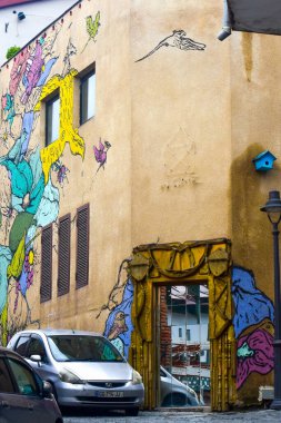 TBILISI, GEORGIA - 11 Ağustos 2018: Grafiti ile avlunun modern tasarımı. Ev, dekor.