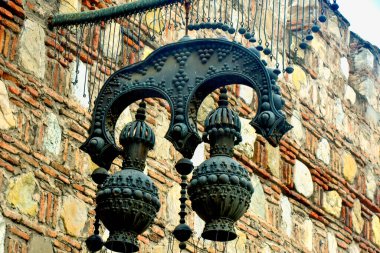Tiflis, Georgia 'daki kalenin duvarında eski model metal fener dövülmüş..