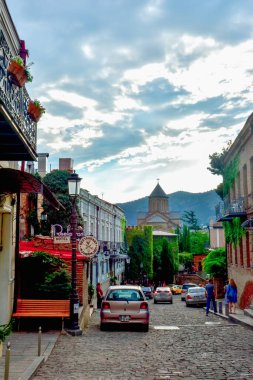 Tiflis, Gürcistan - 12 Ağustos 2018: Metekhi Kilisesi manzarası. Antik Tiflis sokakları.
