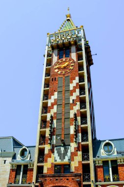 Batumi 'deki Piazza Saat Kulesi. Resort Town 'daki şehir merkezinde Avrupa Tarihi Binaları ve Taş Pavemant. Georgia
