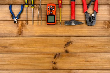 Ahşap arka planda fotokopi alanı olan el onarım aletleri. Kendin yap (DIY) konsepti. Üst Manzara. Düz yatıyordu