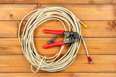 Ahşap bir arka planda el onarım aletleri. Kendin yap (DIY) konsepti. Üst Manzara. Düz yatıyordu