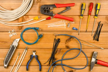 Ahşap bir arka planda el onarım aletleri. Kendin yap (DIY) konsepti. Üst Manzara. Düz yatıyordu