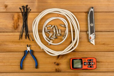 Ahşap bir arka planda el onarım aletleri. Kendin yap (DIY) konsepti. Üst Manzara. Düz yatıyordu