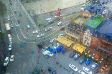 Yağmurda teleferik kulübesinden Tiflis 'in merkezi görünüyor. Georgia