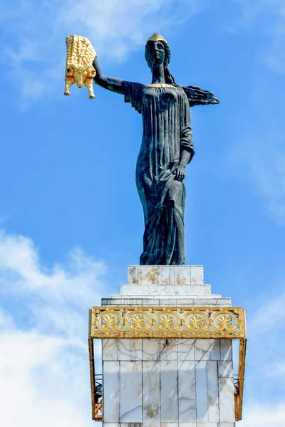 ジョージア州バトゥミの旧市街にある中世の彫像ヨーロッパ広場 — ストック写真
