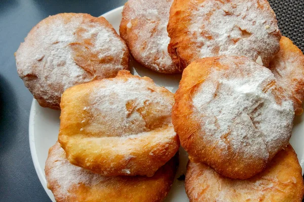 Pączki Śmietaną Cukrem Pudrem Tbilisi Gruzja — Zdjęcie stockowe