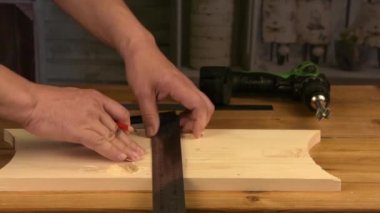 Tahtada bir delik açmak için elektrikli matkapla Ahşap İşçisi 'ni kapatın.