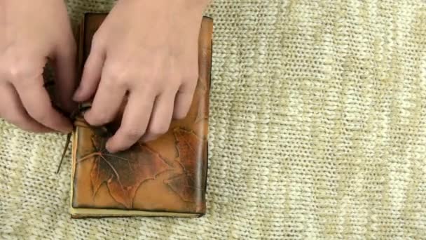 Girl ouvre un carnet vintage allongé sur la table. Vue du dessus .