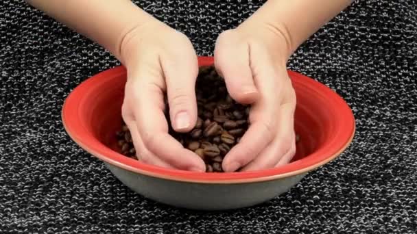 Девушка Перемешивает Жареные Кофейные Зерна Красной Тарелке Медленное Движение Крупный — стоковое видео