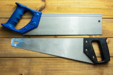 Tahta arka planda tahta testereleri. Üst görünüm.