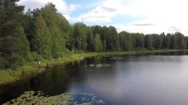 Balıkçıların orman gölündeki oltalarla çekilmiş insansız hava araçları görüntüleri. Düşük irtifa uçuşu