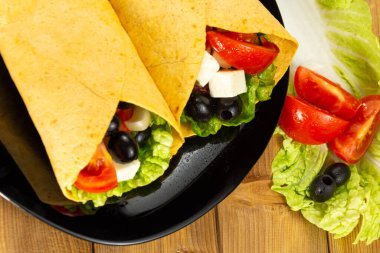 Vejetaryen sağlıklı mısır tortillası sebze ahşap masa. Seçici odak.