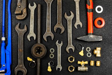 Tesisat için el aletleri ve siyahların arka planında reklam için alan. Çilingir ya da tesisatçı olabilir. Üst Manzara. Düz yatıyordu