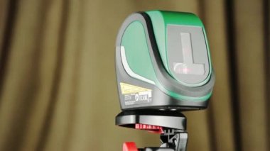 Modern bir cihaz kırmızı lazer seviyesini kullanarak ölçüm yapar. Kırmızı lazer duvarları, tavanları, zemini ve dışarıdaki ve içerideki diğer yapıları hizalamak için kullanılır..