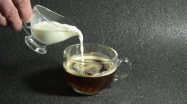 Ağır çekim sütlü mü yoksa sütlü kahve kremalı mı? Yakın çekim görüntüsü. Erkek, Sabah Kahvesi Yapıyor.
