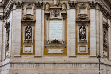 Roma, İtalya - 3 Ocak 2019: Roma 'da Liberya ve Via Paolina caddelerinin kesiştiği noktada Bakire Meryem' in rahatlaması