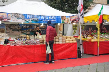 Savona, İtalya - 5 Ocak 2019: Savona, Liguria 'daki bir çiftçi pazarında çeşitli peynir, domuz pastırması ve zeytinyağı çeşitleri