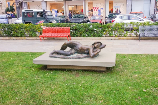 Savona Italien Januar 2019 Skulptur Eines Liegenden Mädchens Zentrum Von — Stockfoto