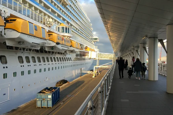 Savona Italia Enero 2019 Los Turistas Regresan Elegante Crucero Costa — Foto de Stock