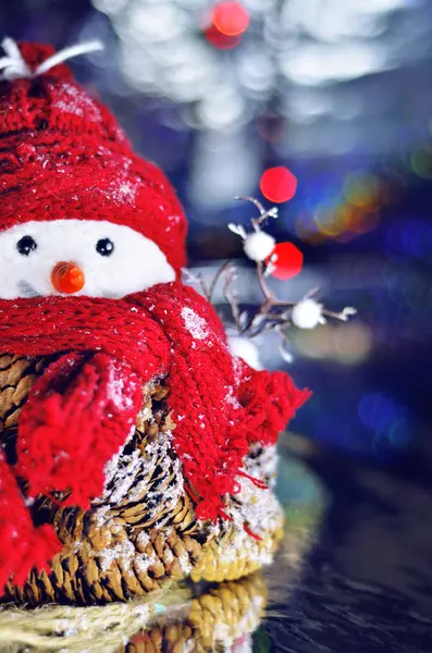 Muñeco de nieve sobre un hermoso fondo borroso — Foto de Stock