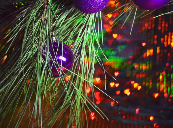 Prachtige Kerstmis speelgoed op een achtergrond van paarse kerstboom — Stockfoto