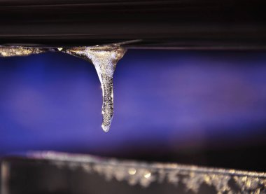  mavi gökyüzü arka plan üzerinde güzel soğuk buz saçağı