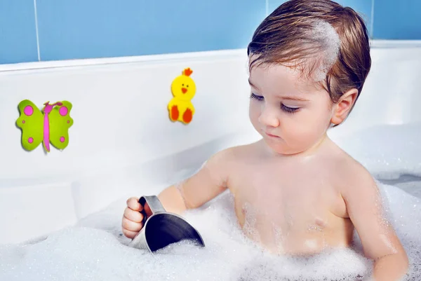  yürümeye başlayan çocuk banyo alır