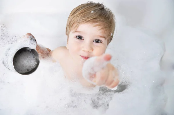 Yürümeye başlayan çocuk banyo alır — Stok fotoğraf