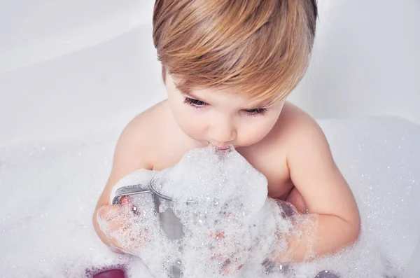 Little boy eats Penn bathroom — Stock Photo, Image