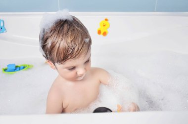 küçük çocuk banyo alır 