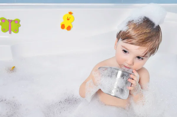 Niño pequeño toma un baño — Foto de Stock