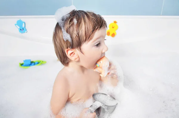 Small child takes a bath — Stock Photo, Image