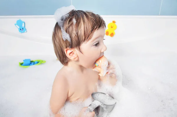 küçük çocuk banyo alır 