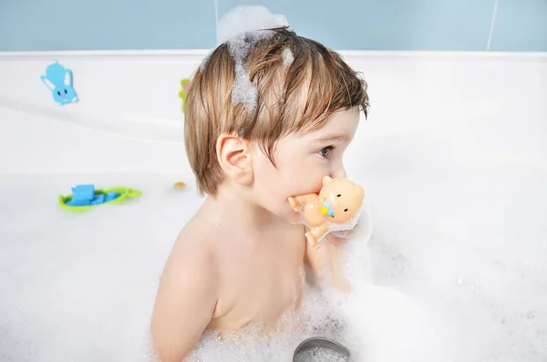Small child takes a bath — Stock Photo, Image