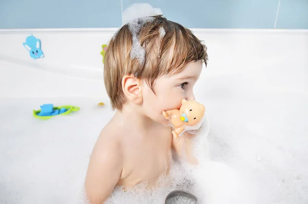 küçük çocuk banyo alır 