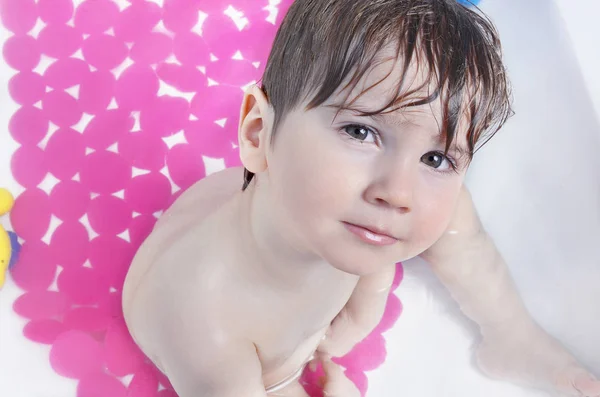 küçük çocuk banyo alır 