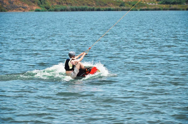 Homem em um wakeboard — Fotografia de Stock