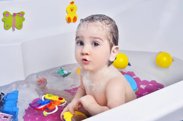 Niño pequeño toma un baño — Foto de Stock