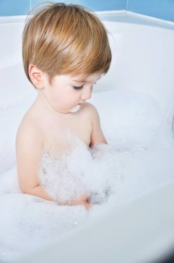 küçük çocuk banyo alır 