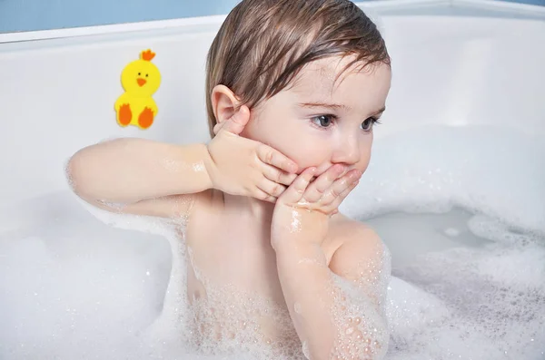 Small child takes a bath — Stock Photo, Image