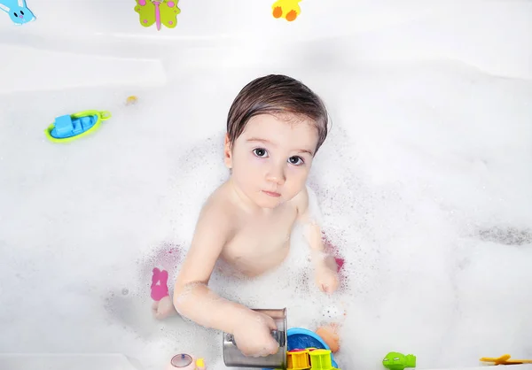 Petit enfant prend un bain — Photo