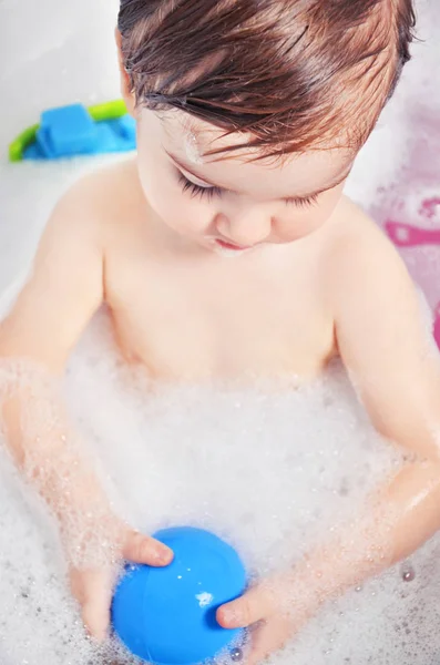 küçük çocuk banyo alır