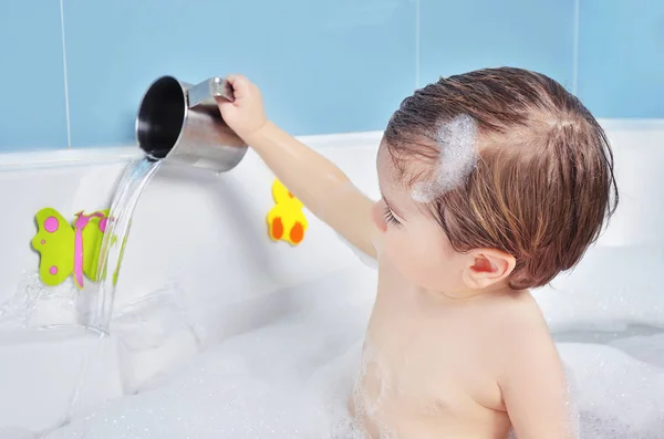 작은 아이 목욕을 걸립니다. — 스톡 사진