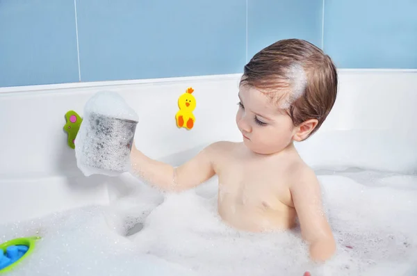 küçük çocuk banyo alır