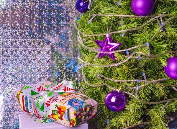 Juguetes morados cuelgan en el árbol de Navidad — Foto de Stock