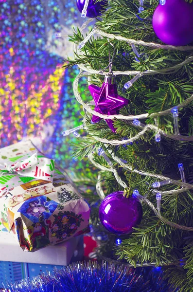 Juguetes morados cuelgan en el árbol de Navidad — Foto de Stock