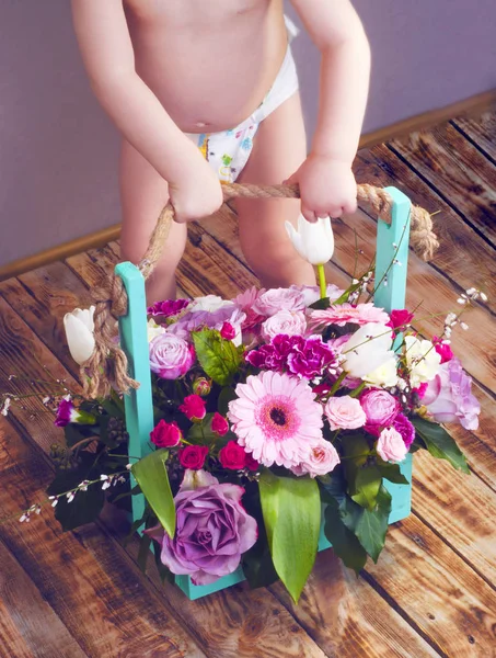 Niño sosteniendo una caja de madera con flores — Foto de Stock